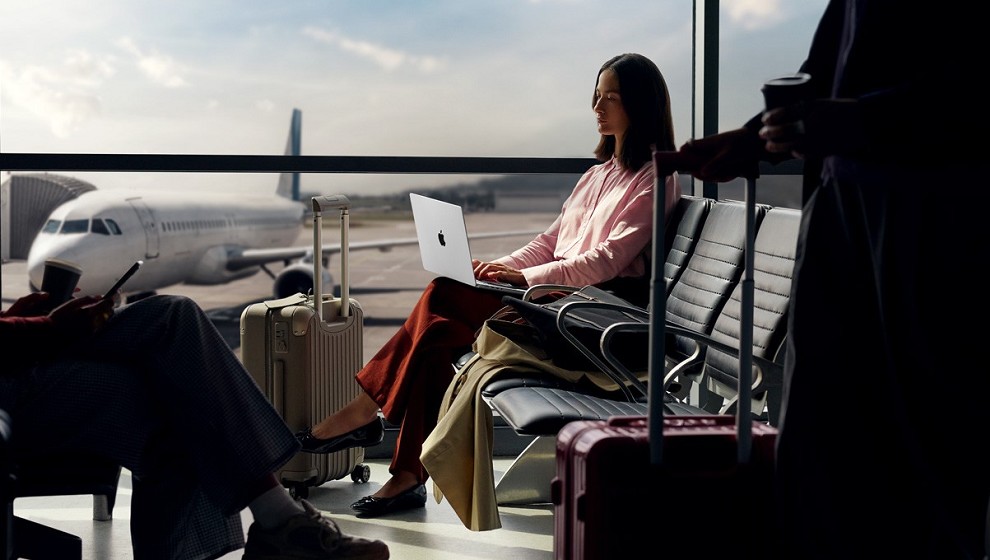 Fino a 24 ore di autonomia, la migliore di sempre su un Mac. Sì, viaggiare.